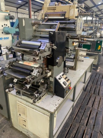 Flexográfica Reflexo 250mm, 6 cores, UV, verso, corte triplo Flexográfica Reflexo 250mm, 6 cores, UV, verso, corte triplo