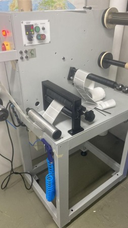 Rebobinadeira EMC 250mm, refile, duplo rebobinador, bancada.